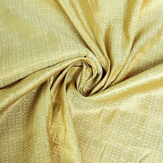 【5個セット】〔1m切単位り売り〕インドの伝統模様布　光沢感のあるブロケード生地　金糸〔約111cm〕薄黄緑系 6 - 陰影があるとこのような感じになります