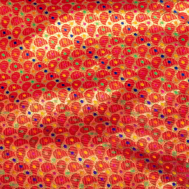 【5個セット】〔1m切単位り売り〕インドの伝統模様布　光沢感のあるブロケード生地　金糸〔約113cm〕レッド系 5 - 生地の拡大写真です