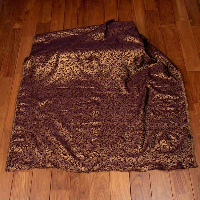 【5個セット】〔1m単位切り売り〕インドの伝統模様布　光沢感のあるブロケード生地　金糸〔約120cm〕パープル系 3 - 全体を広げてみたところです。1mの長さごとにご購入いただけます。