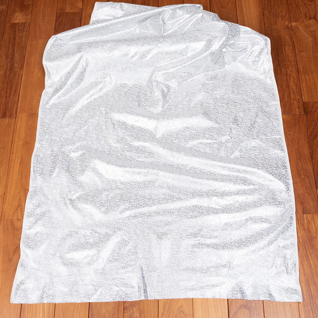 【5個セット】〔1m切単位り売り〕インドの伝統模様布　光沢感のあるブロケード生地〔約101cm〕ホワイト系 3 - 全体を広げてみたところです。1mの長さごとにご購入いただけます。