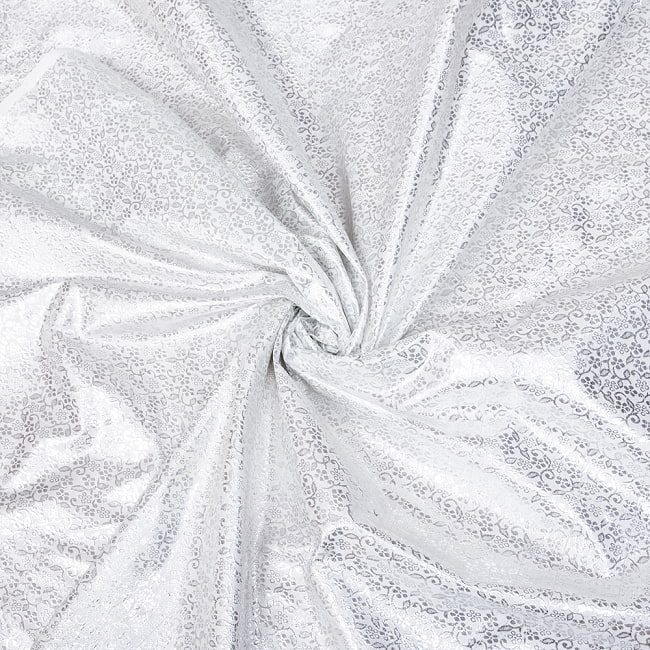 【5個セット】〔1m切単位り売り〕インドの伝統模様布　光沢感のあるブロケード生地〔約101cm〕ホワイト系 6 - 陰影があるとこのような感じになります