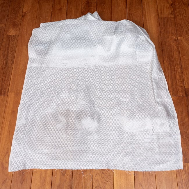 【5個セット】〔1m切単位り売り〕インドの伝統模様布　光沢感のあるブロケード生地〔約103cm〕ホワイト系 3 - 全体を広げてみたところです。1mの長さごとにご購入いただけます。