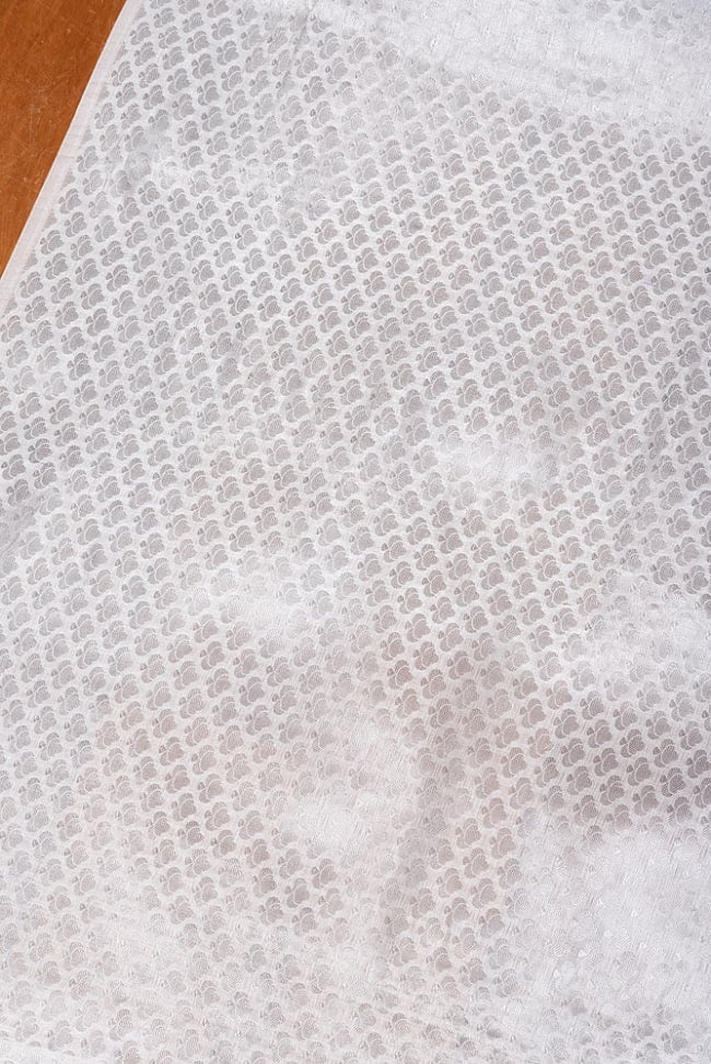 【5個セット】〔1m切単位り売り〕インドの伝統模様布　光沢感のあるブロケード生地〔約103cm〕ホワイト系 4 - インドならではの布ですね