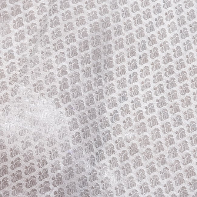 【5個セット】〔1m切単位り売り〕インドの伝統模様布　光沢感のあるブロケード生地〔約103cm〕ホワイト系 5 - 生地の拡大写真です