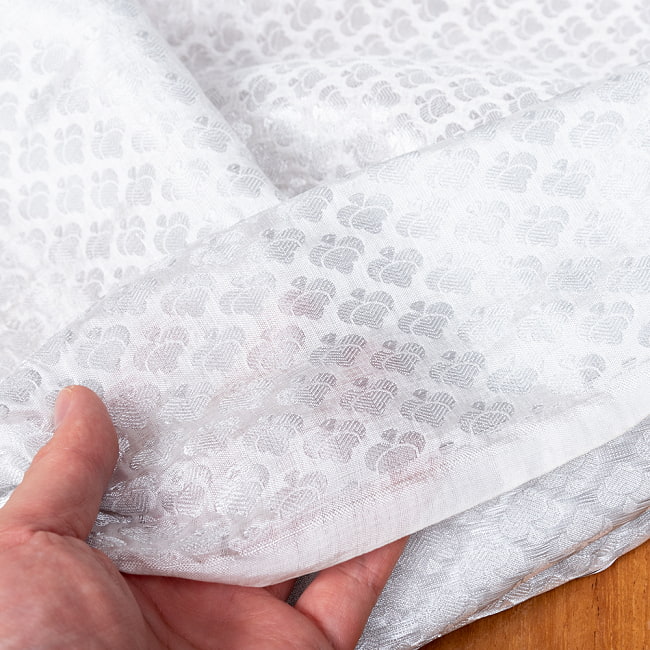 【5個セット】〔1m切単位り売り〕インドの伝統模様布　光沢感のあるブロケード生地〔約103cm〕ホワイト系 7 - 生地の拡大写真です