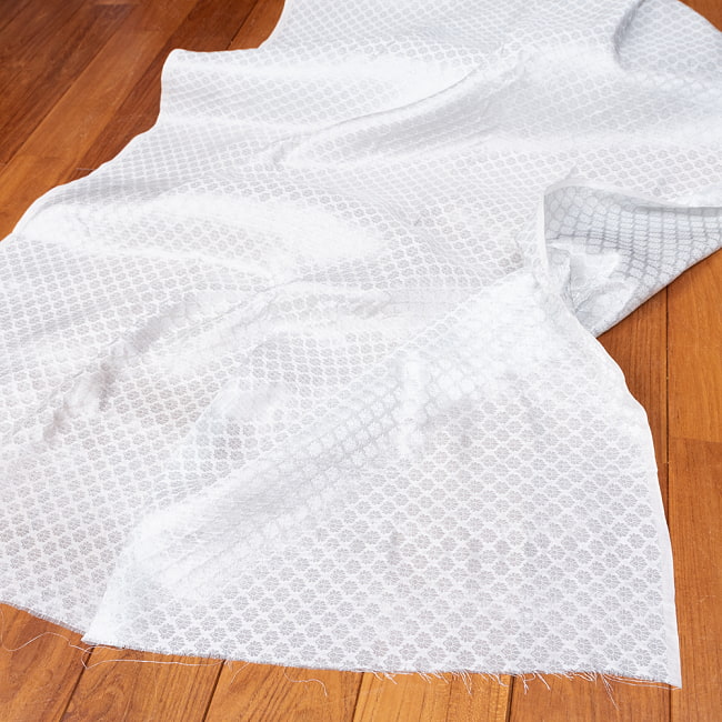 【5個セット】〔1m切単位り売り〕インドの伝統模様布 光沢感のあるブロケード生地〔約104cm〕ホワイト系 2 - とても雰囲気のある、インドからやって来た切り売りの生地です。