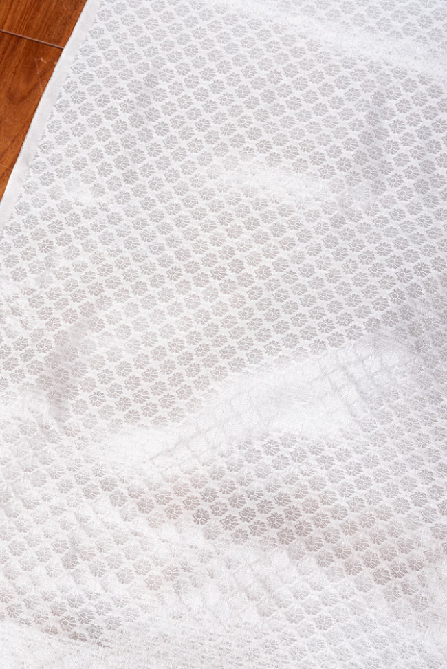 【5個セット】〔1m切単位り売り〕インドの伝統模様布 光沢感のあるブロケード生地〔約104cm〕ホワイト系 4 - インドならではの布ですね