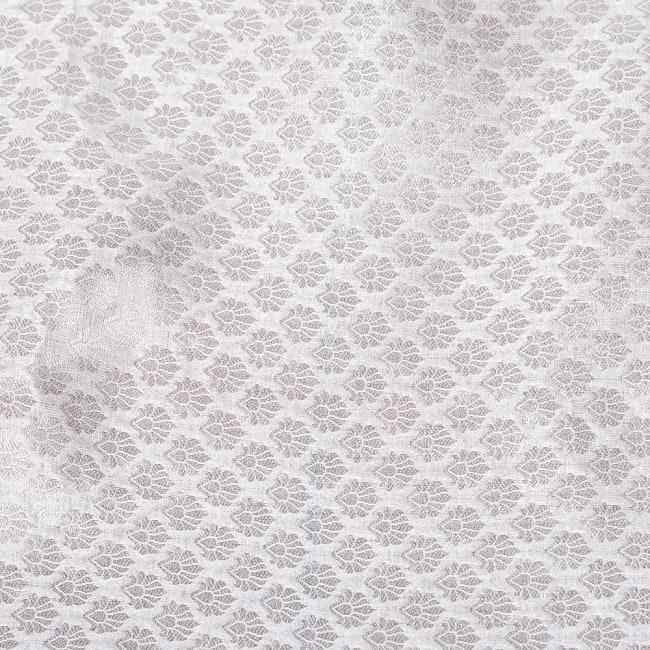 【5個セット】〔1m切単位り売り〕インドの伝統模様布 光沢感のあるブロケード生地〔約104cm〕ホワイト系 5 - 生地の拡大写真です