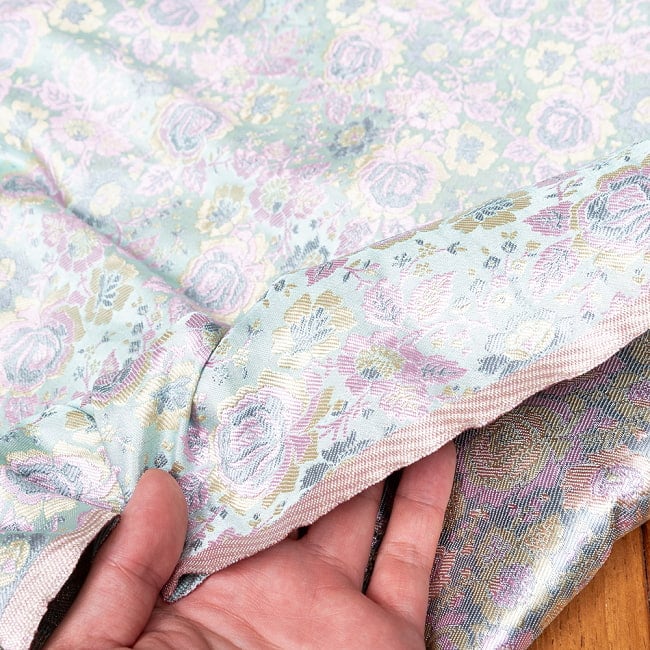 【5個セット】〔1m切単位り売り〕インドの伝統模様布　光沢感のあるブロケード生地〔約120cm〕ミント×ピンク系 7 - 生地の拡大写真です