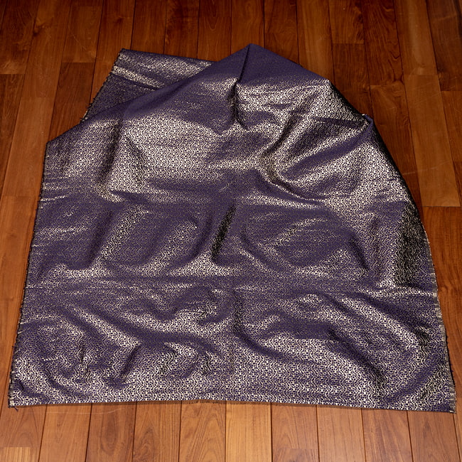 【5個セット】〔1m切単位り売り〕インドの伝統模様布　光沢感のあるブロケード生地〔約121cm〕パープル系 3 - 全体を広げてみたところです。1mの長さごとにご購入いただけます。