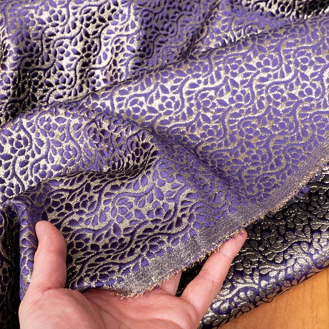 【5個セット】〔1m切単位り売り〕インドの伝統模様布　光沢感のあるブロケード生地〔約121cm〕パープル系 7 - 生地の拡大写真です