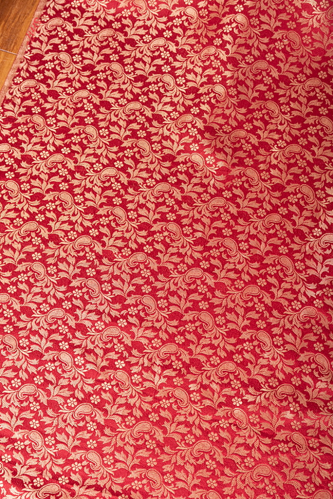 【5個セット】〔1m切単位り売り〕インドの伝統模様布　光沢感のあるブロケード生地に　美しい金糸の紋織　更紗〔幅約110cm〕 4 - インドならではの布ですね