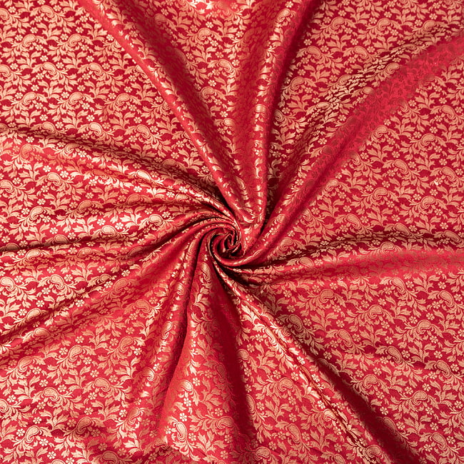 【5個セット】〔1m切単位り売り〕インドの伝統模様布　光沢感のあるブロケード生地に　美しい金糸の紋織　更紗〔幅約110cm〕 6 - 陰影があるとこのような感じになります