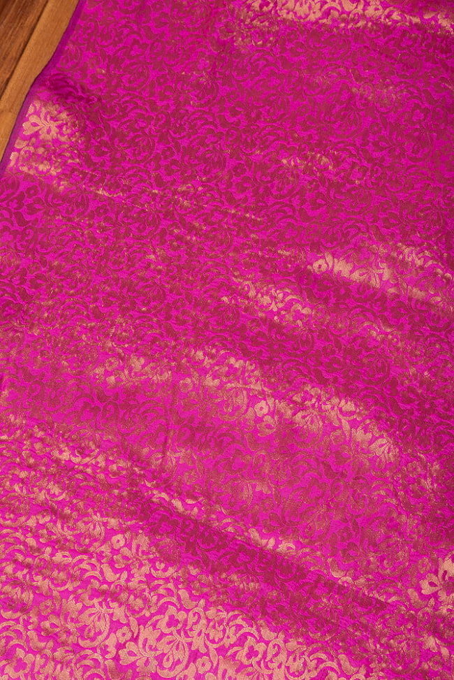 【5個セット】〔1m切単位り売り〕インドの伝統模様布　光沢感のあるブロケード生地に　美しい金糸の紋織　更紗〔幅約111cm〕 4 - インドならではの布ですね