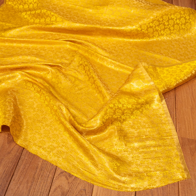 【5個セット】〔1m単位切り売り〕インドの伝統模様布　光沢感のあるブロケード生地に　美しい金糸の紋織　更紗〔幅約115cm〕 2 - とても雰囲気のある、インドからやって来た切り売りの生地です。