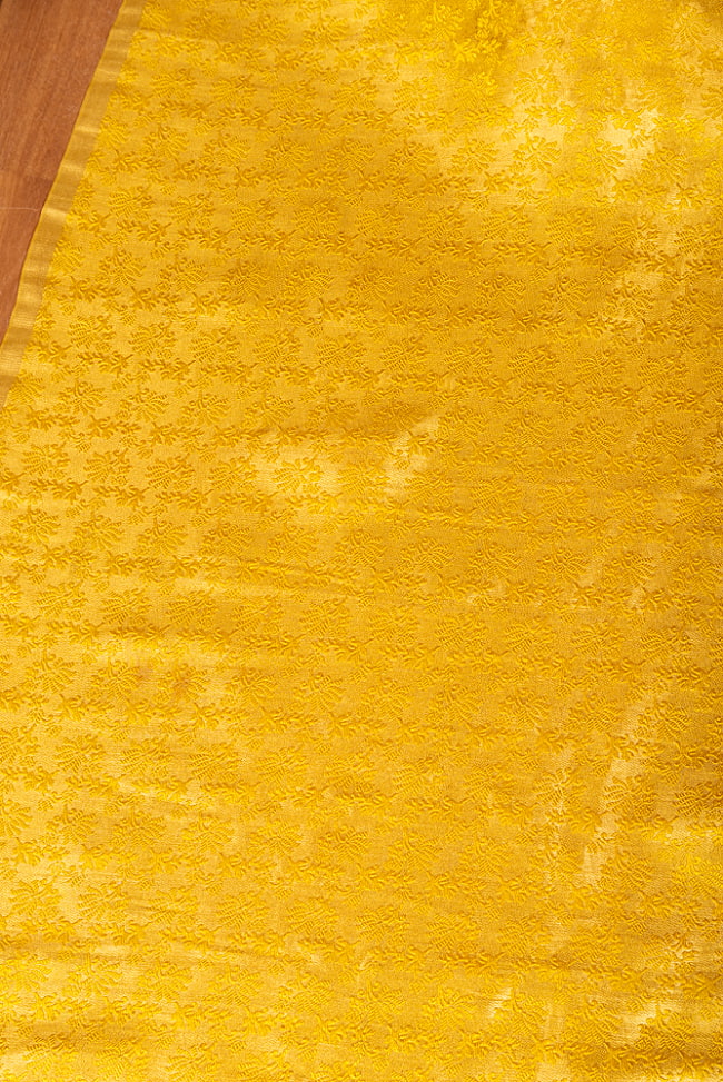 【5個セット】〔1m単位切り売り〕インドの伝統模様布　光沢感のあるブロケード生地に　美しい金糸の紋織　更紗〔幅約115cm〕 4 - インドならではの布ですね