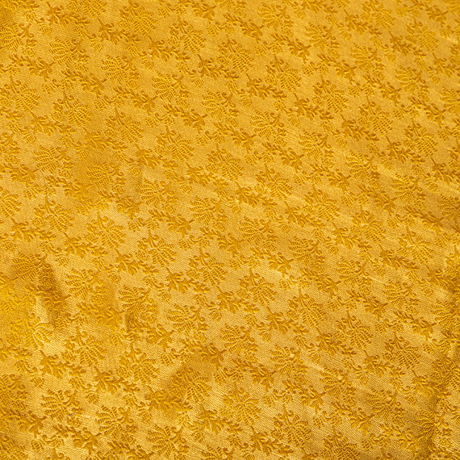 【5個セット】〔1m単位切り売り〕インドの伝統模様布　光沢感のあるブロケード生地に　美しい金糸の紋織　更紗〔幅約115cm〕 5 - 生地の拡大写真です