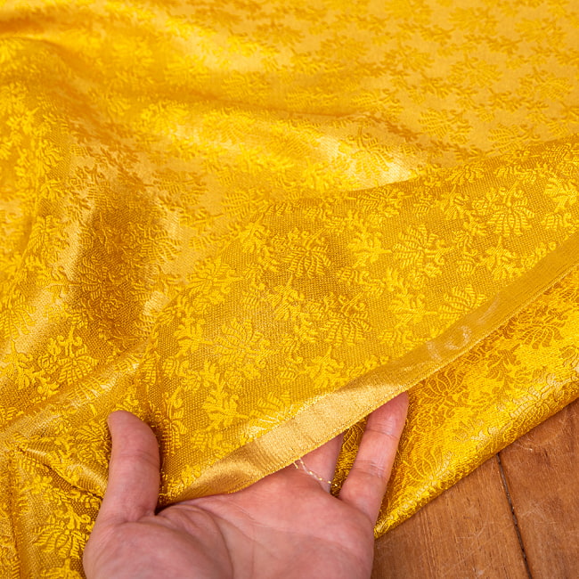 【5個セット】〔1m単位切り売り〕インドの伝統模様布　光沢感のあるブロケード生地に　美しい金糸の紋織　更紗〔幅約115cm〕 7 - 生地の拡大写真です