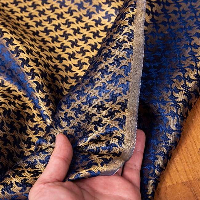 【5個セット】〔1m切単位り売り〕インドの伝統模様布　光沢感のあるブロケード生地に　美しい金糸の紋織　手裏剣〔幅約115cm〕 7 - 生地の拡大写真です