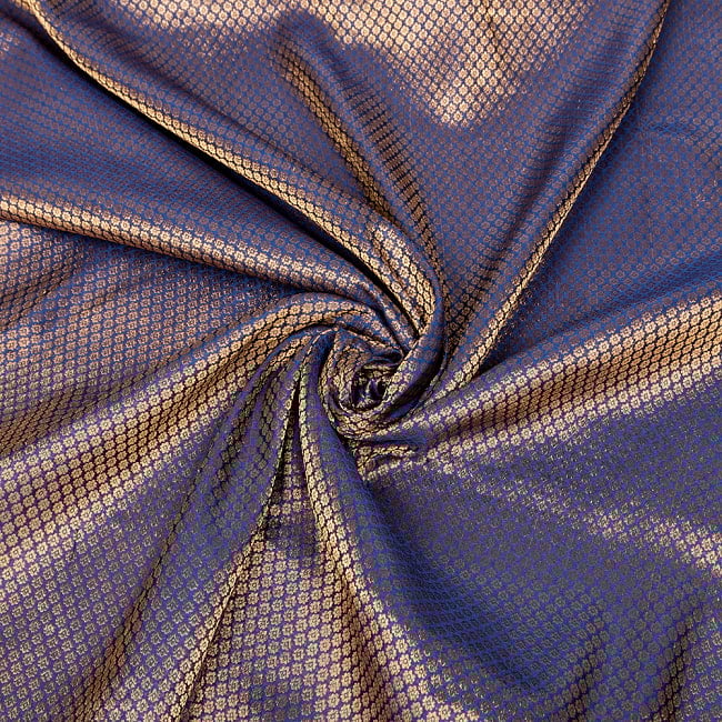 【5個セット】〔1m切単位り売り〕インドの伝統模様布　光沢感のあるブロケード生地に　美しい金糸の紋織　小花柄〔幅約104cm〕 6 - 陰影があるとこのような感じになります