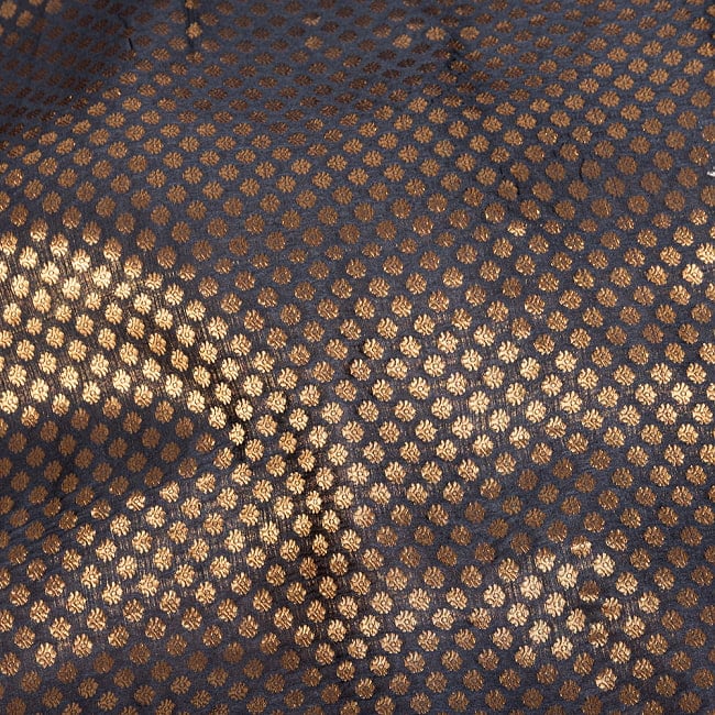 【5個セット】〔1m切単位り売り〕インドの伝統模様布　光沢感のあるブロケード生地に　美しい金糸の紋織　小花柄〔幅約109cm〕 5 - 生地の拡大写真です