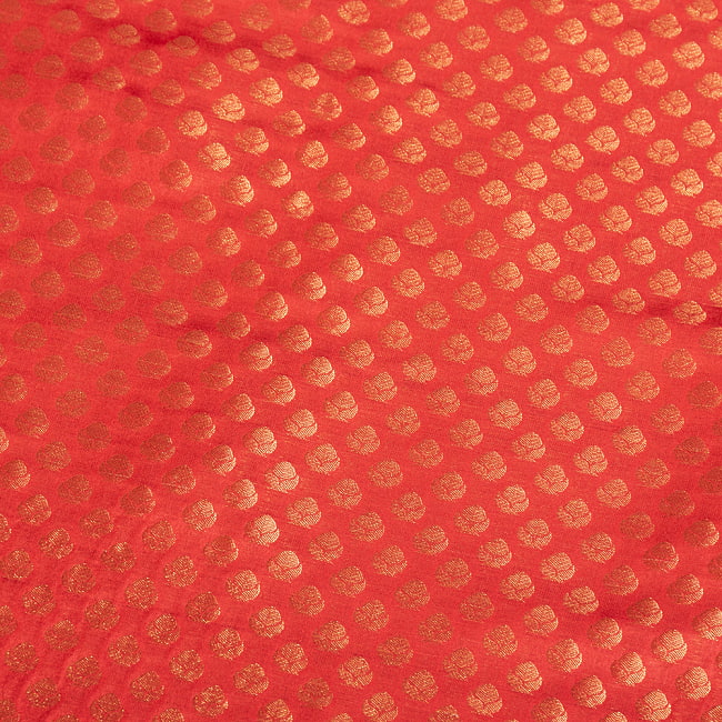 【5個セット】〔1m切単位り売り〕インドの伝統模様布　光沢感のあるブロケード生地に　美しい金糸の紋織〔幅約108cm〕 5 - 生地の拡大写真です