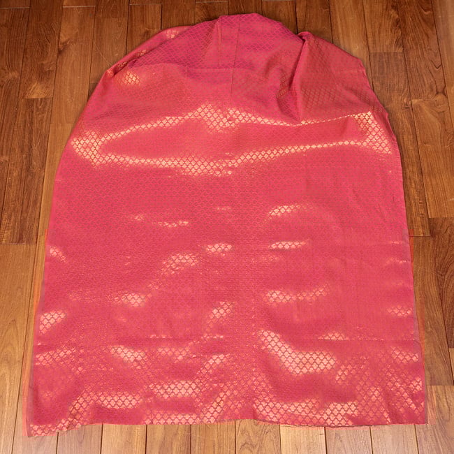 【5個セット】〔1m切単位り売り〕インドの伝統模様布　光沢感のあるブロケード生地に　美しい金糸の紋織〔幅約110cm〕 3 - 全体を広げてみたところです。1mの長さごとにご購入いただけます。