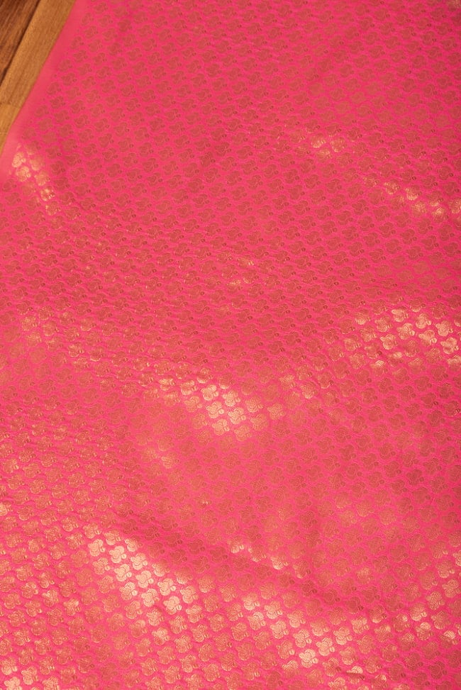 【5個セット】〔1m切単位り売り〕インドの伝統模様布　光沢感のあるブロケード生地に　美しい金糸の紋織〔幅約110cm〕 4 - インドならではの布ですね