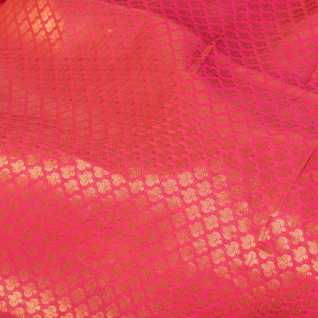 【5個セット】〔1m切単位り売り〕インドの伝統模様布　光沢感のあるブロケード生地に　美しい金糸の紋織〔幅約110cm〕 5 - 生地の拡大写真です