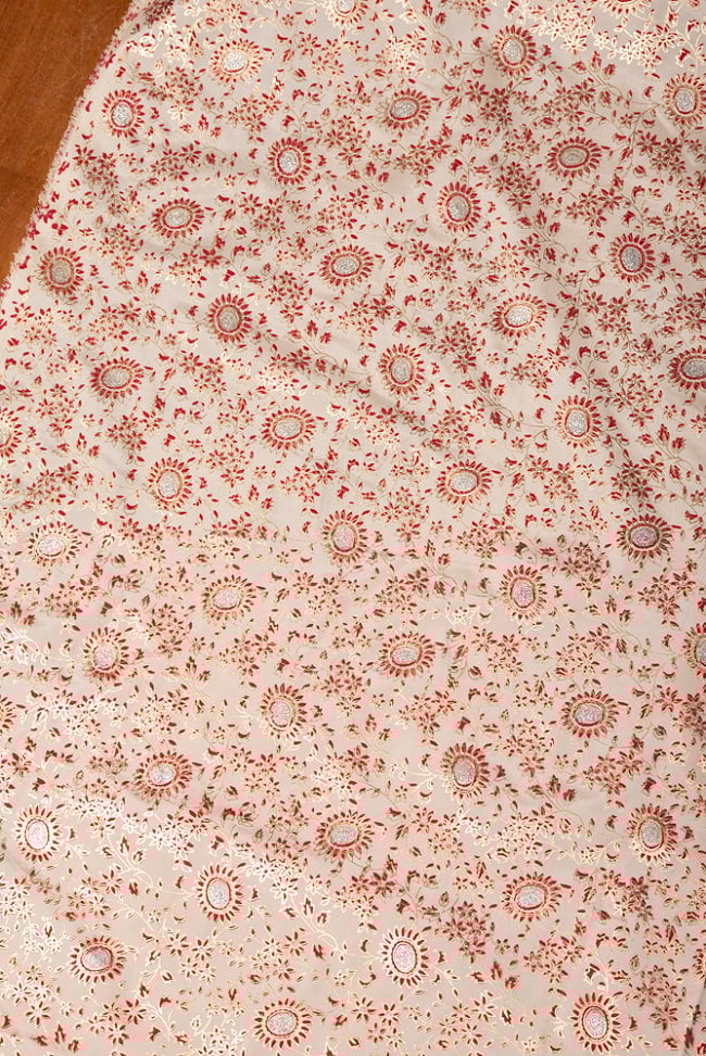 【5個セット】〔1m切単位り売り〕インドの伝統模様布〔約109cm〕クリーム×赤×金系 4 - インドならではの布ですね