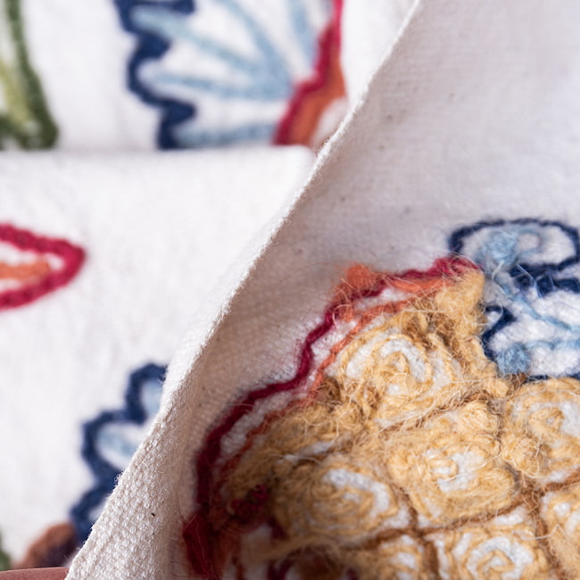 【5個セット】〔1m単位切り売り〕カシミールの職人手作り アーリ刺繍生地 ウール刺繍糸による贅沢な刺繍〔約127cm〕 12 - ベースにはしっかりとしたキャンバス生地が用いられています