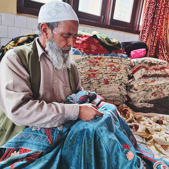 【5個セット】〔1m切単位り売り〕カシミールの職人手作り　アーリ刺繍生地　ウール刺繍糸による贅沢な刺繍〔約127cm〕 13 - 工房で職人さんが作っているところです