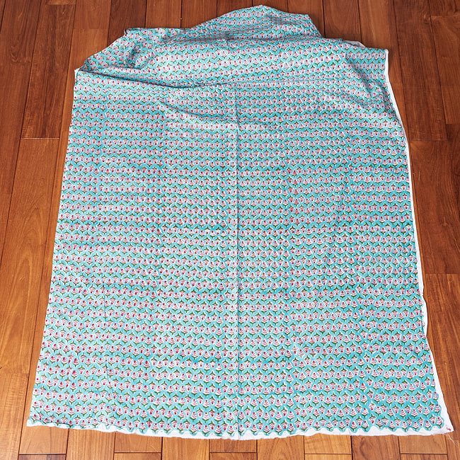 【5個セット】〔1m切単位り売り〕ジャイプル　職人手作り木版染め　色彩美しいボタニカルデザイン　おしゃれ　生地　花柄　テーブルクロス　刺繍素材などへ〔幅約105cm〕 - 青緑系 3 - 生地を広げてみたところです。横幅もしっかりあります。注文個数に応じた長さにカットしてお送りいたします。