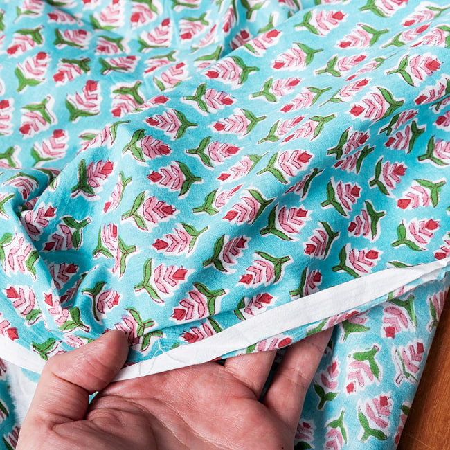 【5個セット】〔1m切単位り売り〕ジャイプル　職人手作り木版染め　色彩美しいボタニカルデザイン　おしゃれ　生地　花柄　テーブルクロス　刺繍素材などへ〔幅約105cm〕 - 青緑系 8 - このような生地感になります。ウッドブロックにしか出せない風合いです。