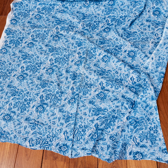 【5個セット】〔1m切単位り売り〕ジャイプル　職人手作り木版染め　色彩美しいボタニカルデザイン　おしゃれ　生地　花柄　テーブルクロス　刺繍素材などへ〔幅約107cm〕 - ブルー系 6 - 生地の拡大写真です