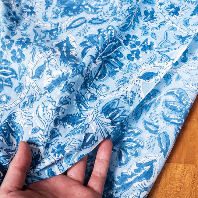 【5個セット】〔1m切単位り売り〕ジャイプル　職人手作り木版染め　色彩美しいボタニカルデザイン　おしゃれ　生地　花柄　テーブルクロス　刺繍素材などへ〔幅約107cm〕 - ブルー系 8 - このような生地感になります。ウッドブロックにしか出せない風合いです。