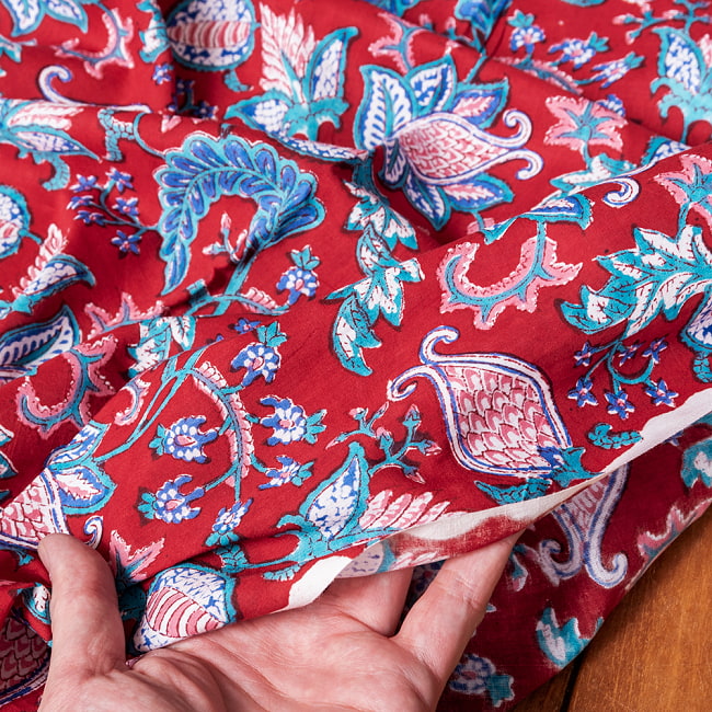 【5個セット】〔1m切単位り売り〕ジャイプル　職人手作り木版染め　色彩美しいボタニカルデザイン　おしゃれ　生地　花柄　テーブルクロス　刺繍素材などへ〔幅約107cm〕 - レッド系 8 - このような生地感になります。ウッドブロックにしか出せない風合いです。