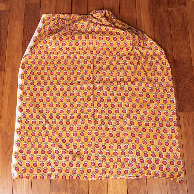 【5個セット】〔1m切単位り売り〕ジャイプル　職人手作り木版染め　色彩美しいボタニカルデザイン　おしゃれ　生地　花柄　テーブルクロス　刺繍素材などへ〔幅約108cm〕 - オレンジ系 3 - 生地を広げてみたところです。横幅もしっかりあります。注文個数に応じた長さにカットしてお送りいたします。