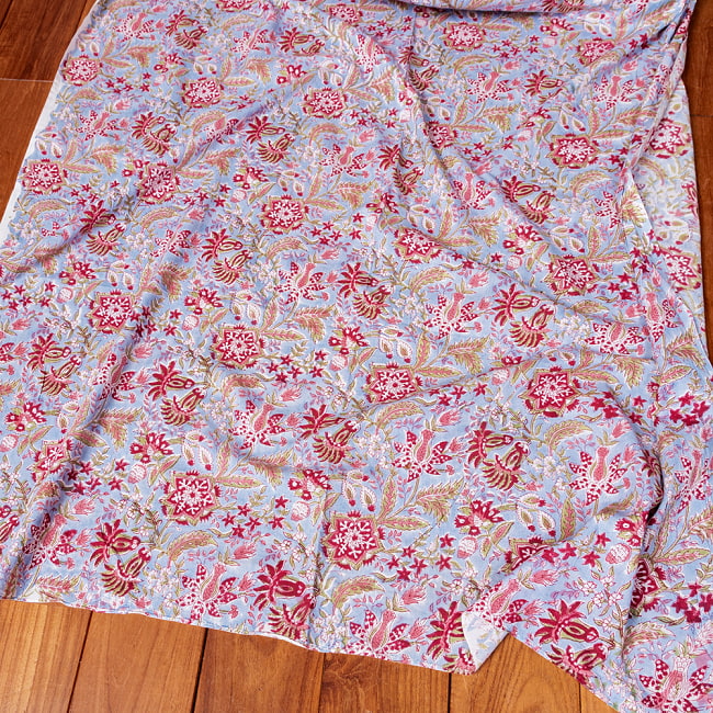 【5個セット】〔1m切単位り売り〕ジャイプル 職人手作り木版染め 色彩美しいボタニカルデザイン おしゃれ 生地 花柄 テーブルクロス 刺繍素材などへ〔幅約108cm〕 - サックスブルー系 6 - 生地の拡大写真です