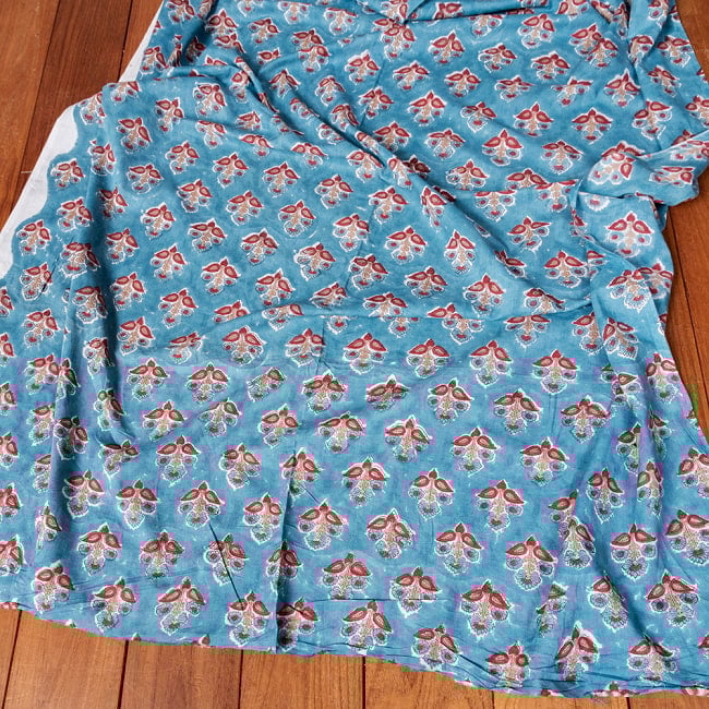 【5個セット】〔1m切単位り売り〕ジャイプル　職人手作り木版染め　色彩美しいボタニカルデザイン　おしゃれ　生地　花柄　テーブルクロス　刺繍素材などへ〔幅約108cm〕 - ティールブルー系 6 - 生地の拡大写真です