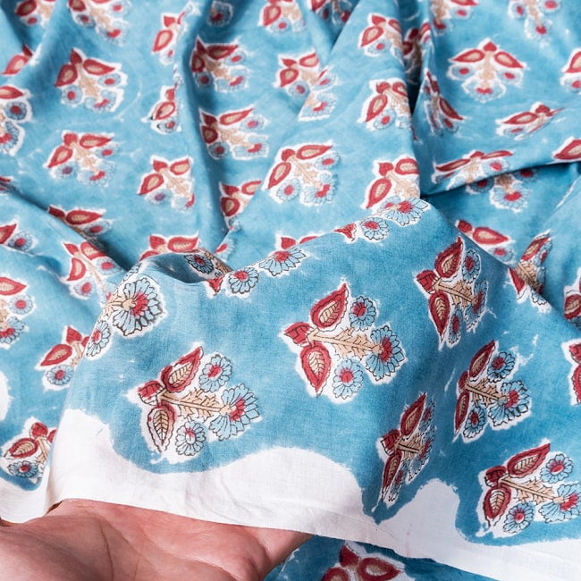 【5個セット】〔1m切単位り売り〕ジャイプル　職人手作り木版染め　色彩美しいボタニカルデザイン　おしゃれ　生地　花柄　テーブルクロス　刺繍素材などへ〔幅約108cm〕 - ティールブルー系 8 - このような生地感になります。ウッドブロックにしか出せない風合いです。