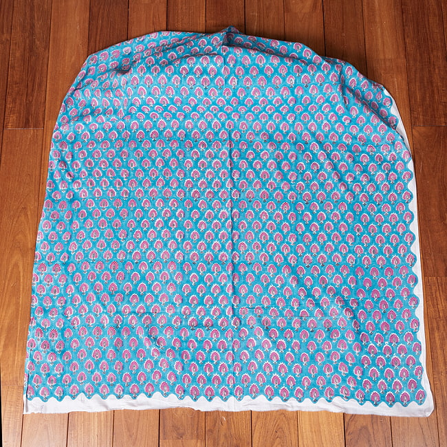 【5個セット】〔1m切単位り売り〕ジャイプル　職人手作り木版染め　色彩美しいボタニカルデザイン　おしゃれ　生地　花柄　テーブルクロス　刺繍素材などへ〔幅約108cm〕 - ピーコックブルー系 3 - 生地を広げてみたところです。横幅もしっかりあります。注文個数に応じた長さにカットしてお送りいたします。