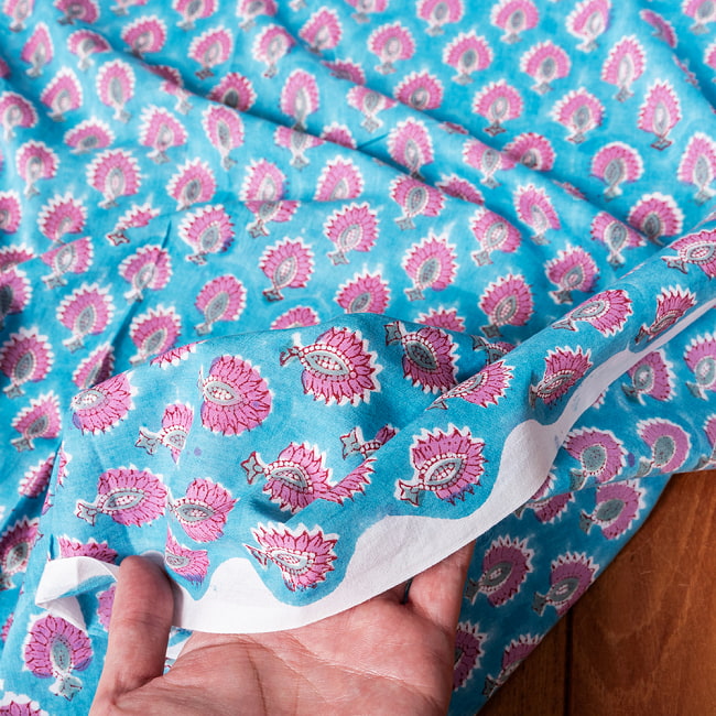 【5個セット】〔1m切単位り売り〕ジャイプル　職人手作り木版染め　色彩美しいボタニカルデザイン　おしゃれ　生地　花柄　テーブルクロス　刺繍素材などへ〔幅約108cm〕 - ピーコックブルー系 8 - このような生地感になります。ウッドブロックにしか出せない風合いです。