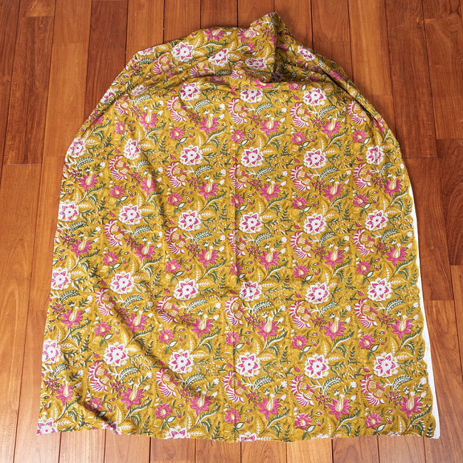 【5個セット】〔1m切単位り売り〕ジャイプル 職人手作り木版染め 色彩美しいボタニカルデザイン おしゃれ 生地 花柄 テーブルクロス 刺繍素材などへ〔幅約109cm〕 - ウグイス系 3 - 生地を広げてみたところです。横幅もしっかりあります。注文個数に応じた長さにカットしてお送りいたします。