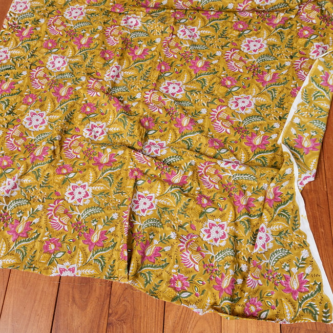 【5個セット】〔1m切単位り売り〕ジャイプル 職人手作り木版染め 色彩美しいボタニカルデザイン おしゃれ 生地 花柄 テーブルクロス 刺繍素材などへ〔幅約109cm〕 - ウグイス系 6 - 生地の拡大写真です