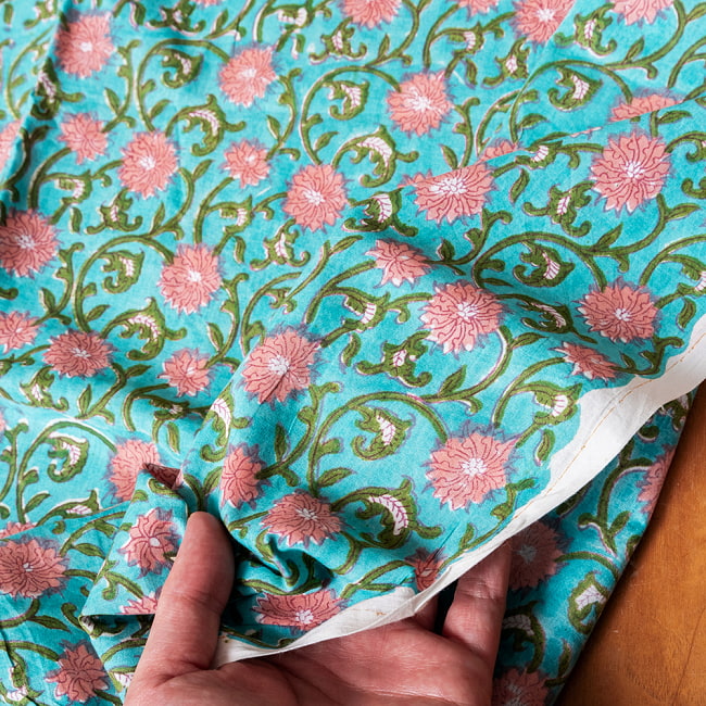 【5個セット】〔1m切単位り売り〕ジャイプル 職人手作り木版染め 色彩美しいボタニカルデザイン おしゃれ 生地 花柄 テーブルクロス 刺繍素材などへ〔幅約109cm〕 - グリーン系 8 - このような生地感になります。ウッドブロックにしか出せない風合いです。