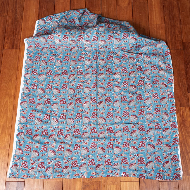 【5個セット】〔1m切単位り売り〕ジャイプル　職人手作り木版染め　色彩美しいボタニカルデザイン　おしゃれ　生地　花柄　テーブルクロス　刺繍素材などへ〔幅約109cm〕 - ティールブルー系 3 - 生地を広げてみたところです。横幅もしっかりあります。注文個数に応じた長さにカットしてお送りいたします。