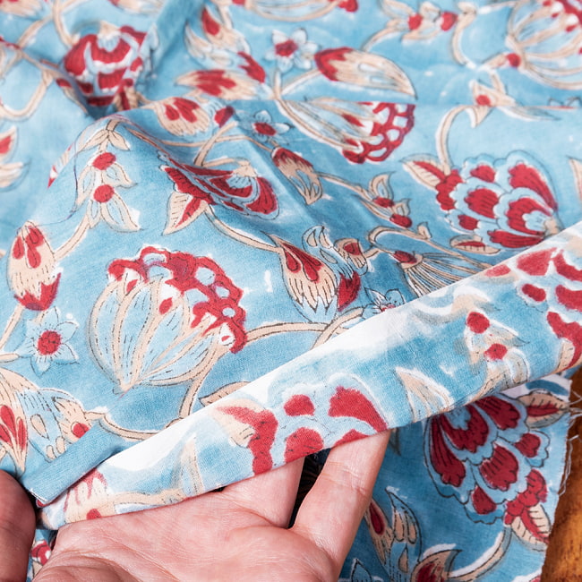 【5個セット】〔1m切単位り売り〕ジャイプル　職人手作り木版染め　色彩美しいボタニカルデザイン　おしゃれ　生地　花柄　テーブルクロス　刺繍素材などへ〔幅約109cm〕 - ティールブルー系 8 - このような生地感になります。ウッドブロックにしか出せない風合いです。