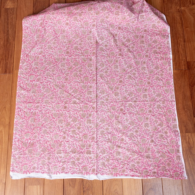 【5個セット】〔1m切単位り売り〕ジャイプル　職人手作り木版染め　色彩美しいボタニカルデザイン　おしゃれ　生地　花柄　テーブルクロス　刺繍素材などへ〔幅約109cm〕 - ピンク系 3 - 生地を広げてみたところです。横幅もしっかりあります。注文個数に応じた長さにカットしてお送りいたします。
