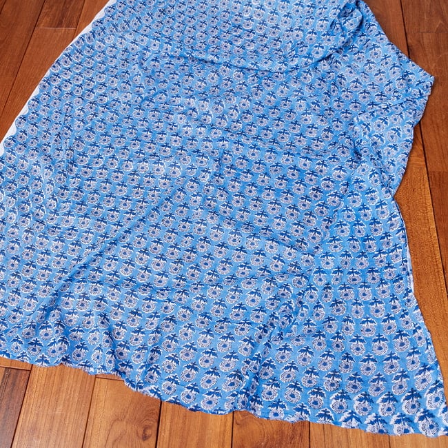 【5個セット】〔1m単位切り売り〕ジャイプル　職人手作り木版染め　色彩美しいボタニカルデザイン　おしゃれ　生地　花柄　テーブルクロス　刺繍素材などへ〔幅約109cm〕 - ブルー系 6 - 生地の拡大写真です